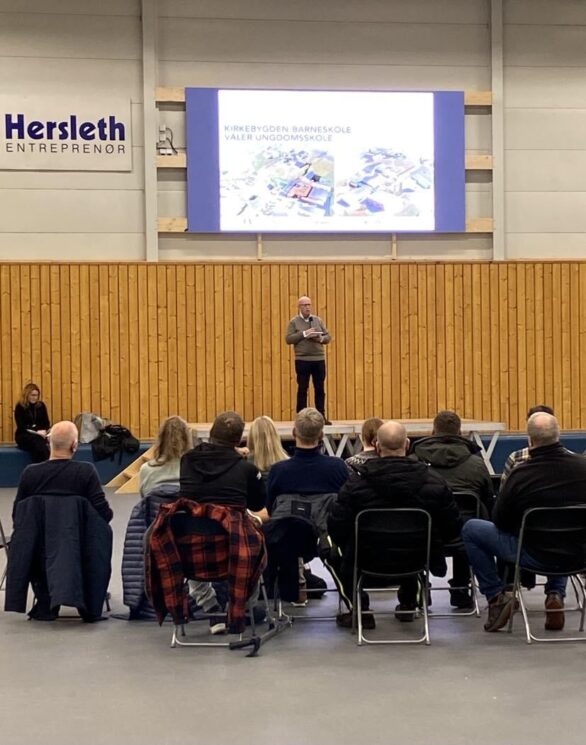 Vålerhallen 2023 11 22 info møte kommunediretør og byggherre eier Ivar Nævra orienterer foto E Un