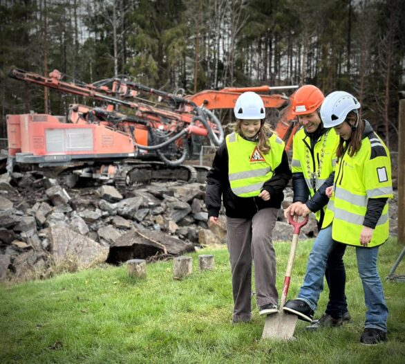 Våler 2023 11 22 gravestart herved ærklarer vi første spadetatt for Våler nye skoler fra v Amanda Reidar og Natalia foto E Un
