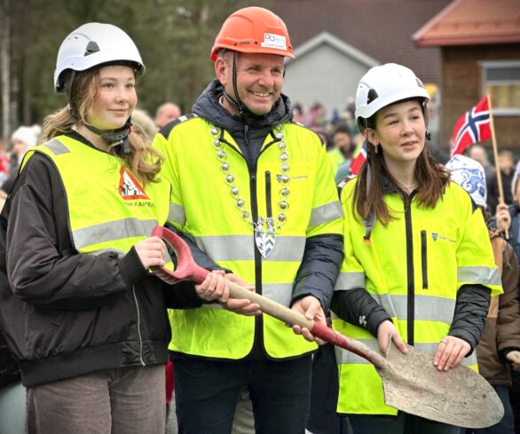 Våler 2023 11 22 gravestart klare for det første spadestikket Amanda Reidar og Natlia foto E Un