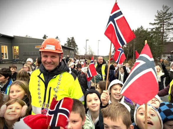 Våler 2023 11 22 gravestart nesten som 17 mai synes ordfører Reidar Kaabell og skolebarna i Kirkebygden foto E Un