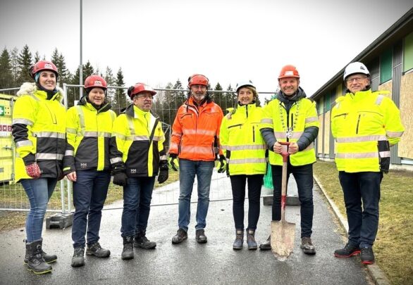 Våler 2023 11 22 gravestart fagfolka til Ivar th fra v Jonas Dag Siri fra AL Høyer Lennart fra Ruta ordfører Reidar Unn og Ivar foto E Un